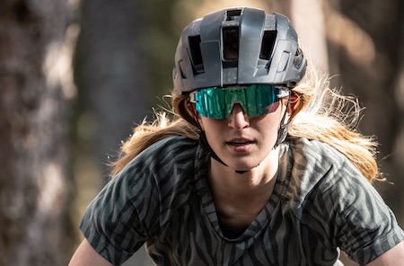 Ciclista utilizando gafas de sol deportivas