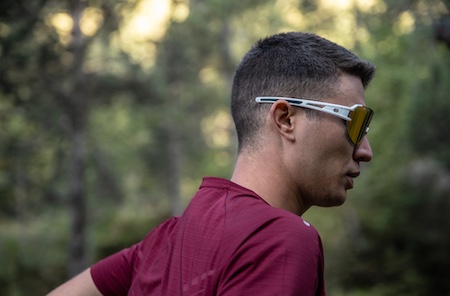 Runner utilizando gafas de sol deportivas